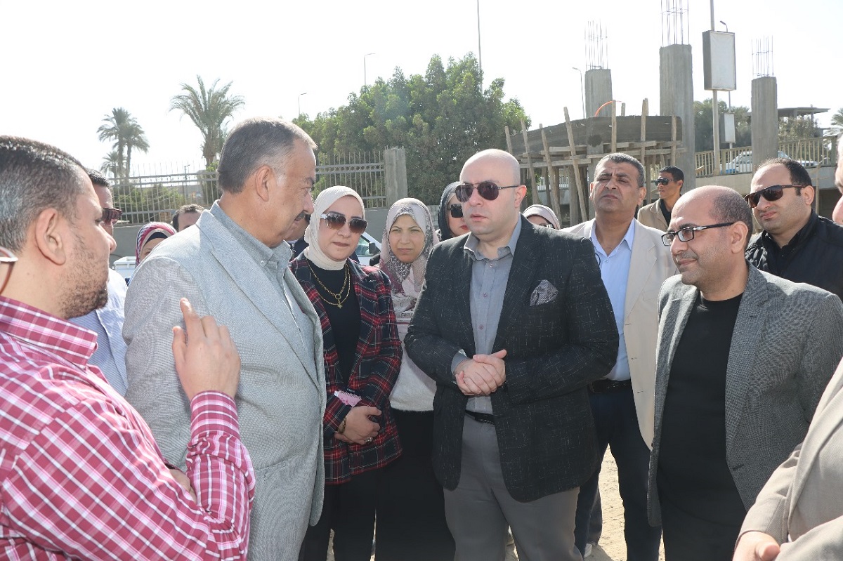 المحافظ يتفقد مستجدات أعمال مشروع مرسى السياحى شرق النيل